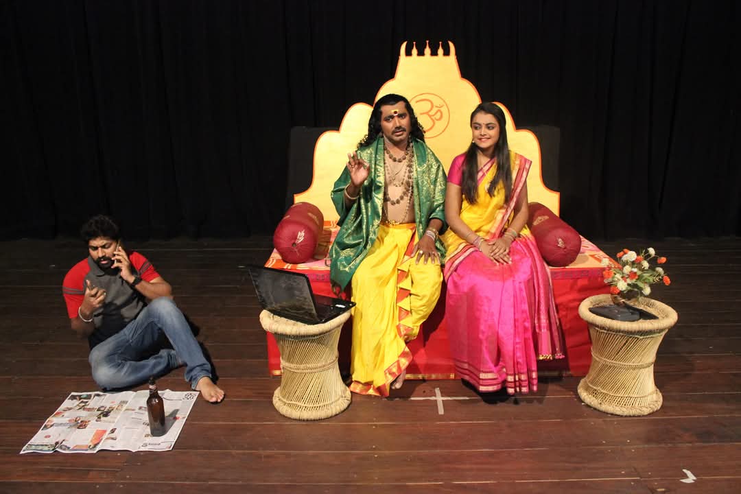 ‘ಪುಕ್ಕಟೆ ಸಲಹೆ’ ನಾಟಕದ ದೃಶ್ಯ