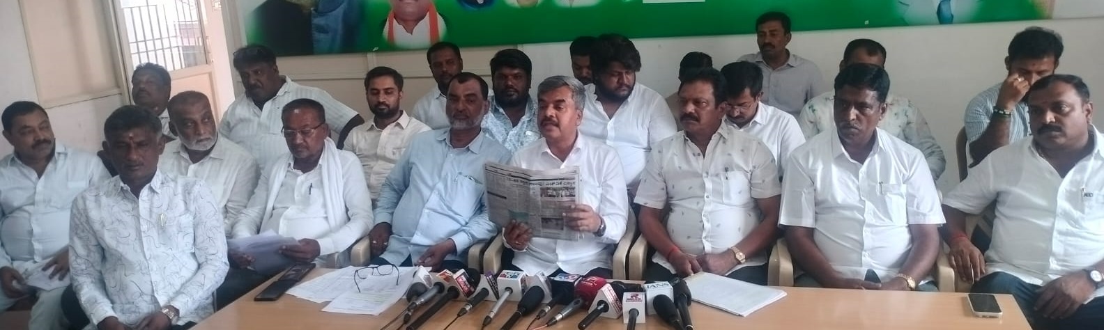 ರಾಮನಗರದ ಜಿಲ್ಲಾ ಕಾಂಗ್ರೆಸ್ ಕಚೇರಿಯಲ್ಲಿ ನಡೆದ ಸುದ್ದಿಗೋಷ್ಠಿಯಲ್ಲಿ ಮಾತನಾಡಿದ ಕೆಪಿಸಿಸಿ ಪ್ರಧಾನ ಕಾರ್ಯದರ್ಶಿ ದುಂತೂರು ವಿಶ್ವನಾಥ್ ಅವರು ‘ಪ್ರಜಾವಾಣಿ’ ಪತ್ರಿಕೆಯ ವರದಿ ಪ್ರದರ್ಶಿಸಿದರು. 
