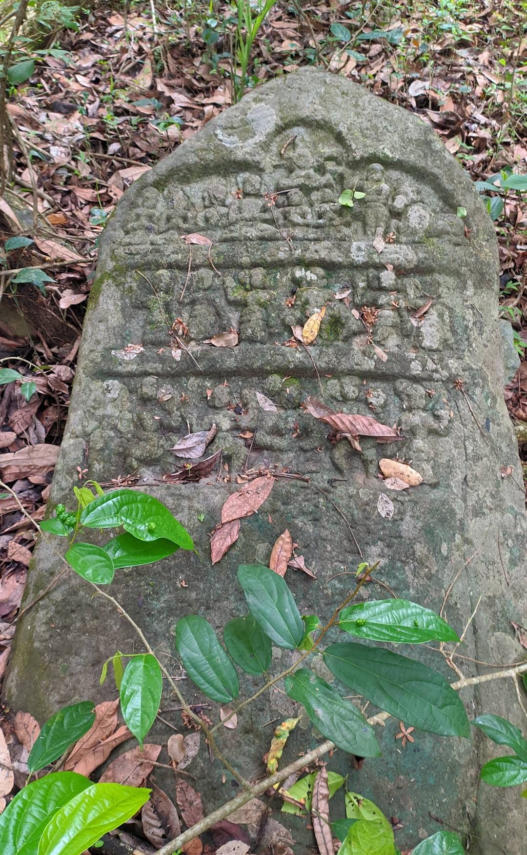 ನೆಲಕ್ಕೆ ಬಿದ್ದ ಸ್ಥಿತಿಯಲ್ಲಿರುವ ಶಿಲಾಶಾಸನ