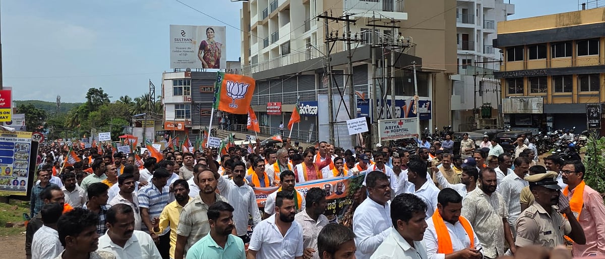 ಮುರಿನಕಟ್ಟೆ ವಿವಾದ: ಪುನರ್ ನಿರ್ಮಾಣಕ್ಕೆ ಆಗ್ರಹಿಸಿ ಬಿಜೆಪಿ ಮೆರವಣಿಗೆ