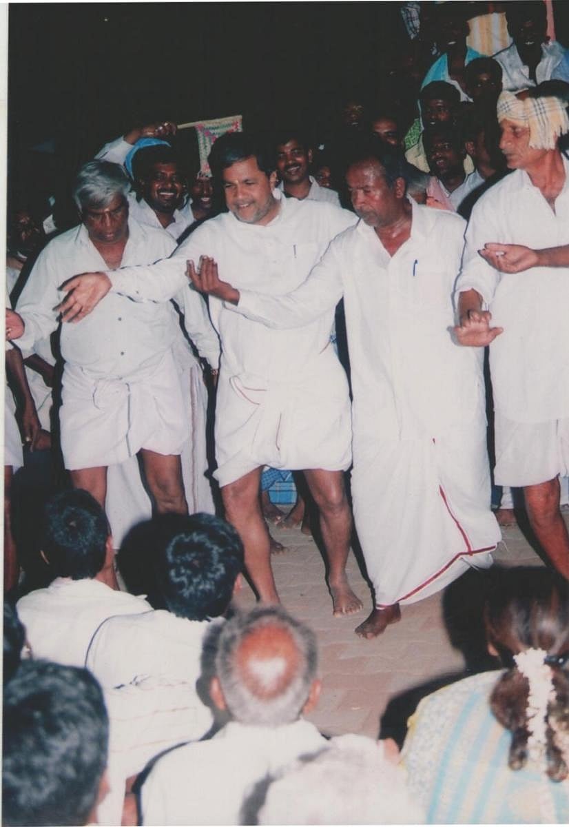 ಮಾಸ್ ಲೀಡರ್‌ ಸಿದ್ದರಾಮಯ್ಯ: ಮರಳಿನ ಮೇಲೆ ಅಕ್ಷರಾಭ್ಯಾಸದಿಂದ ಸಿಎಂ ಗಾದಿವರೆಗೆ...