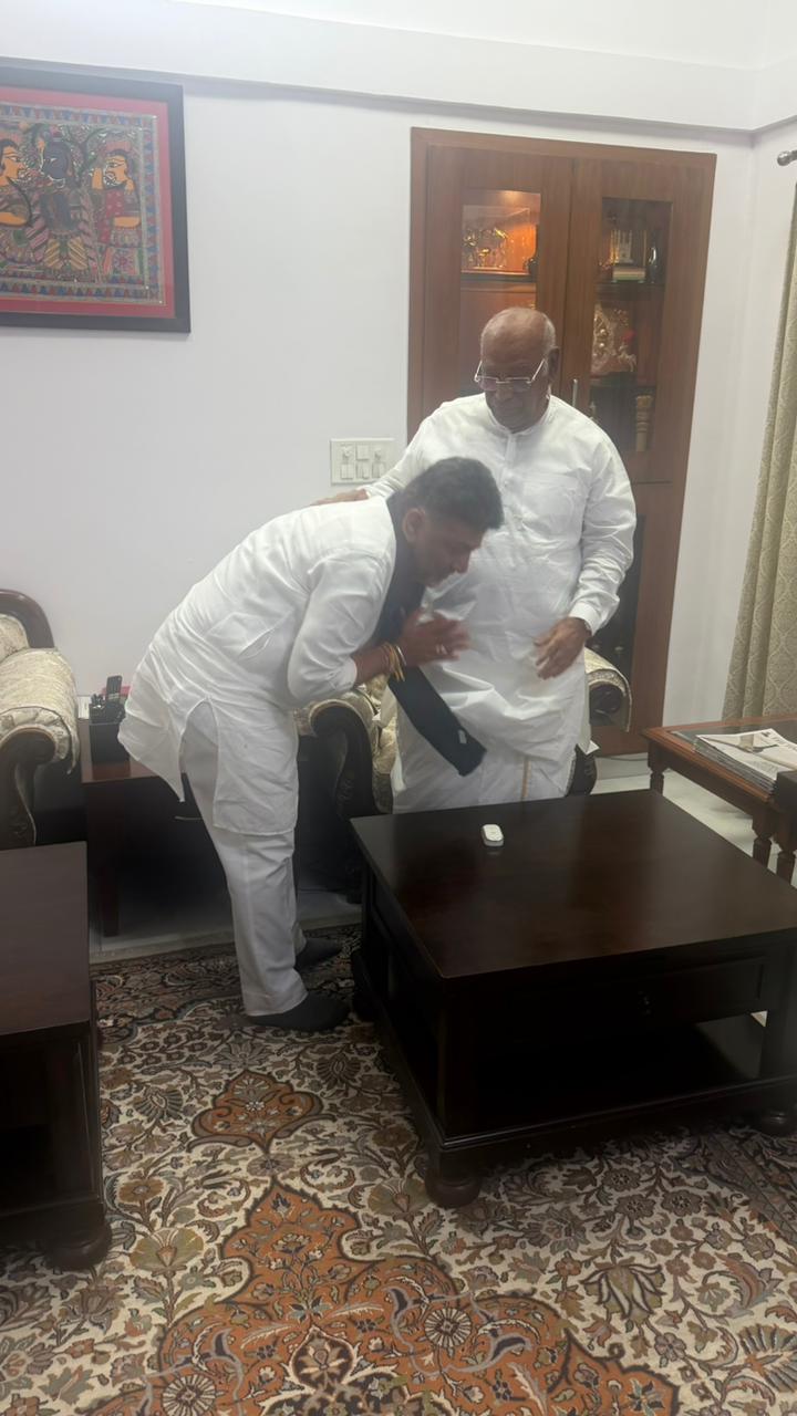 ಮಲ್ಲಿಕಾರ್ಜುನ ಖರ್ಗೆ ಅವರ ಕಾಲಿಗೆ ಬಿದ್ದು ಆಶೀರ್ವಾದ ಪಡೆದ ಡಿ.ಕೆ. ಶಿವಕುಮಾರ್
