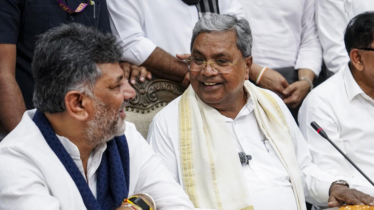 ಸಿಎಂ ಸಿದ್ದರಾಮಯ್ಯ ಪದತ್ಯಾಗ, ಡಿ.ಕೆ.ಶಿವಕುಮಾರ್ ನೂತನ ಮುಖ್ಯಮಂತ್ರಿ