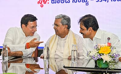 ಇದಕ್ಕೂ ಮೊದಲು ಸಭೆಯ ಆರಂಭದಲ್ಲಿ ಕಾಂಗ್ರೆಸ್ ಶಾಸಕಾಂಗ ಪಕ್ಷದ ನೂತನ ನಾಯಕನ ಆಯ್ಕೆ ಪ್ರಕ್ರಿಯೆಯು ಸಿಎಂ ಸಿದ್ದರಾಮಯ್ಯ ಅವರ ಪ್ರಸ್ತಾವನೆಯೊಂದಿಗೆ ನಡೆಯಲಿದೆ ಎಂದು ಎಐಸಿಸಿ ಮತ್ತೊಬ್ಬ ಪ್ರಧಾನ ಕಾರ್ಯದರ್ಶಿ ರಣದೀಪ್ ಸಿಂಗ್ ಸುರ್ಜೆವಾಲ ಅವರು ಪ್ರಕಟಿಸಿ, ಚಾಲನೆ ನೀಡಿದರು.