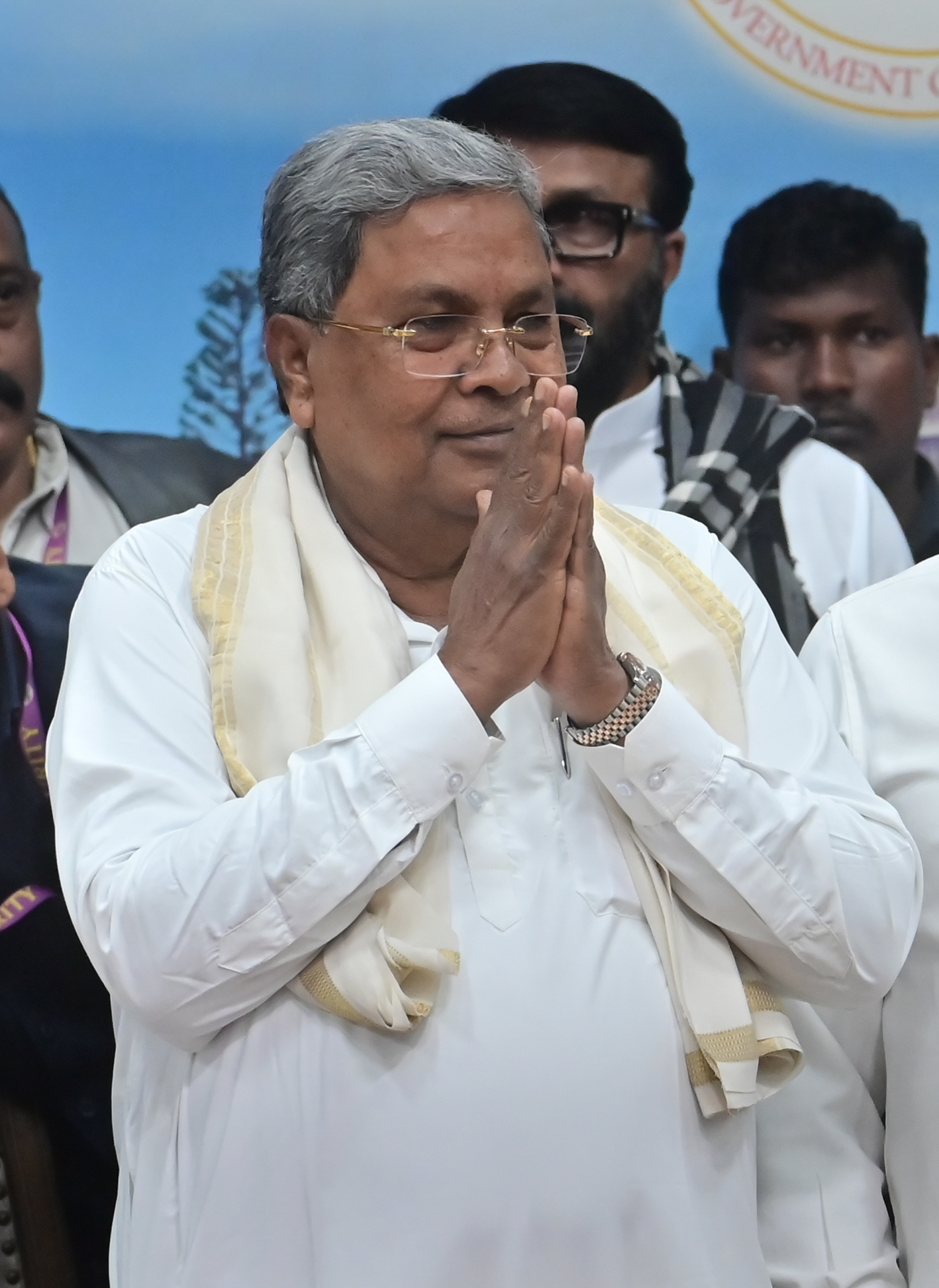 ರಾಜೀನಾಮೆ ಬಳಿಕ ಸಿದ್ದರಾಮಯ್ಯ ಕೈಮುಗಿದು ನಮಸ್ಕಾರ