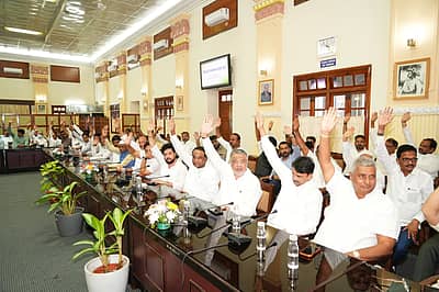 ವಿಧಾನಸೌಧದ ಸಮ್ಮೇಳನ ಸಭಾಂಗಣದಲ್ಲಿ ಶನಿವಾರ ನಡೆದ ಸಭೆಯಲ್ಲಿ ನೂತನ ಆಯ್ಕೆ ನಡೆಯಿತು.