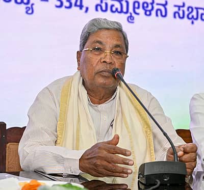 ಶಾಸಕಾಂಗ ಪಕ್ಷದ ನೂತನ ನಾಯಕನ ಆಯ್ಕೆ ವಿಚಾರವನ್ನು ಎಐಸಿಸಿ ವಿವೇಚನೆಗೆ ಬಿಡಲಾಗಿದೆ ಎಂಬ ಒಂದು ಸಾಲಿನ ನಿರ್ಣಯವನ್ನು ಸಿಎಂ ಸಿದ್ದರಾಮಯ್ಯ ಅವರು ಮಂಡಿಸಿದರು. ಪರಮೇಶ್ವರ್ ಅವರು ಅನುಮೋದಿಸಿದರು. ಎಲ್ಲ ಶಾಸಕರು ಕೈ ಎತ್ತುವ ಮೂಲಕ ಇದನ್ನು ಬೆಂಬಲಿಸಿದರು.