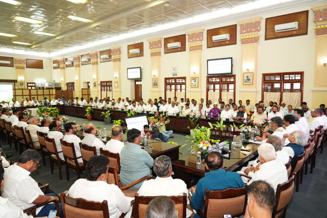 ಕಾಂಗ್ರೆಸ್‌ ಶಾಸಕಾಂಗ ಪಕ್ಷದ ನಾಯಕರಾಗಿ ಡಿಕೆಶಿ ಆಯ್ಕೆ: ಚಿತ್ರಗಳು ಇಲ್ಲಿವೆ..