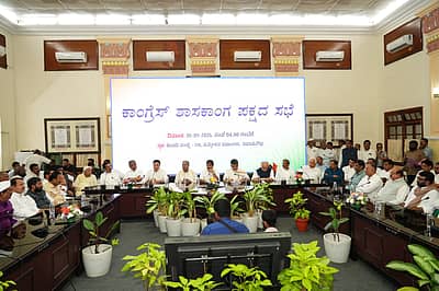 ಹೊಸ ಶಾಸಕಾಂಗ ಪಕ್ಷದ ನಾಯಕರಾಗಿ ಡಿ ಕೆ ಶಿವಕುಮಾರ್ ಅವರ ಹೆಸರನ್ನು ಸಿಎಂ ಸಿದ್ದರಾಮಯ್ಯ ಅವರು ಸೂಚಿಸಿದರು.