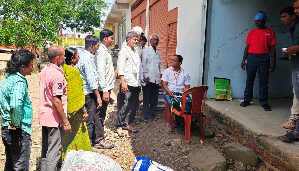ಕಮಲನಗರ ಪಟ್ಟಣದ ಕೃಷಿ ಉತ್ಪನ್ನ ಮಾರುಕಟ್ಟೆಯಲ್ಲಿರುವ ಬೀಜ ವಿತರಣಾ ಕೇಂದ್ರದ ಮುಂಭಾಗದಲ್ಲಿ ರೈತರು ಬಿತ್ತನೆ ಬೀಜ ಖರೀದಿಸುತ್ತಿರುವುದು