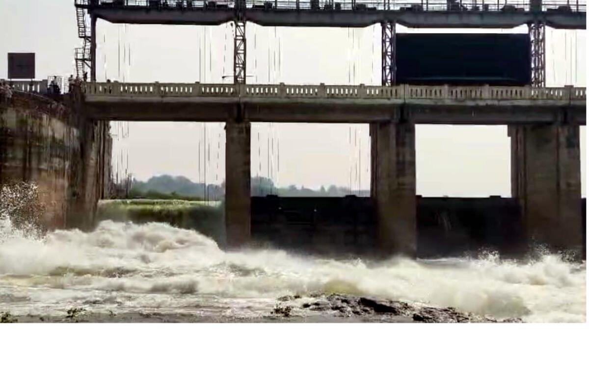 ಹಿಪ್ಪರಗಿ ಬ್ಯಾರೇಜ್  ಗೇಟ್ ನಂ.22 ಕಿತ್ತು ಹೋಗಿರುವುದು.