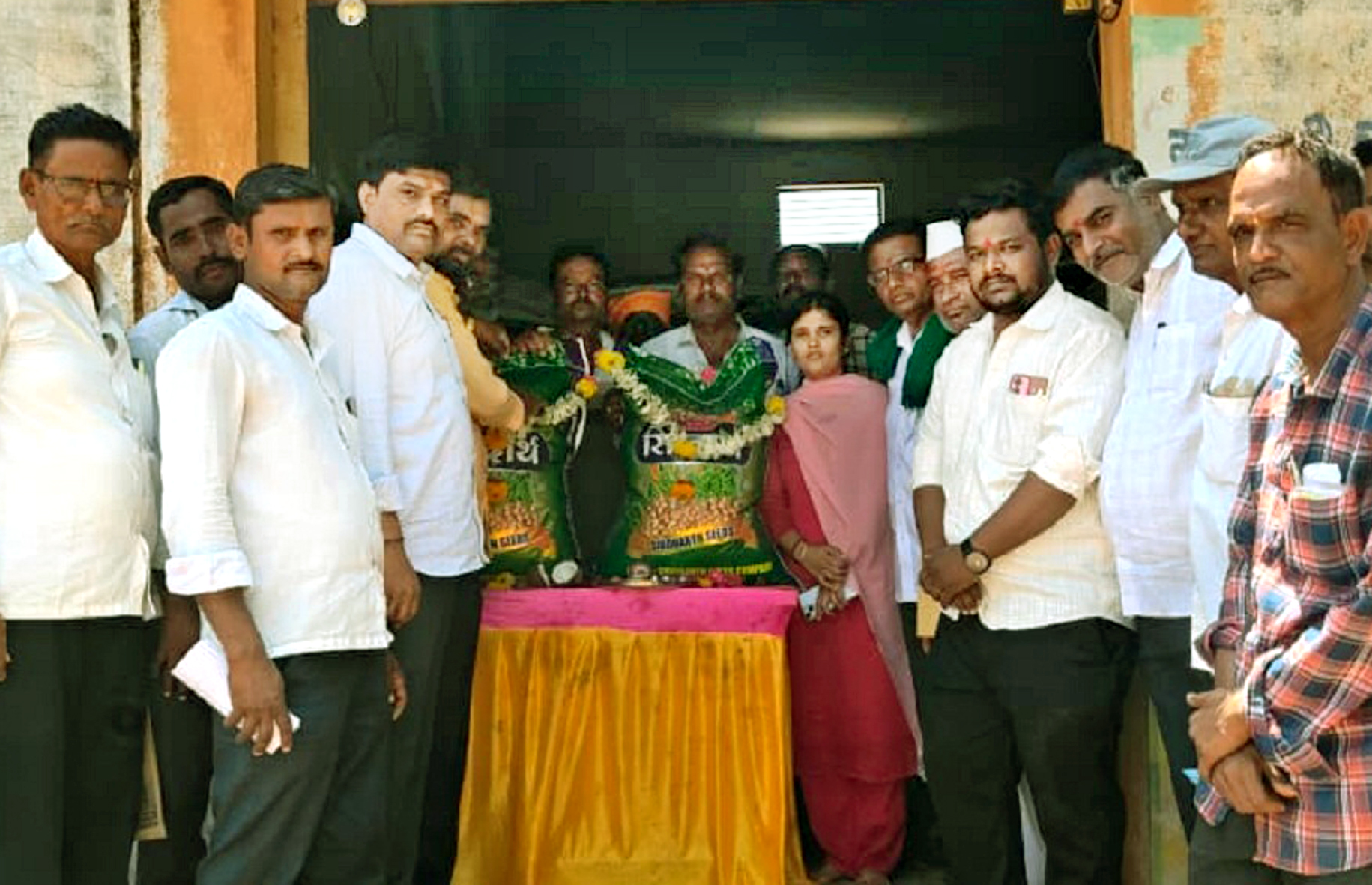 ಬಸವಕಲ್ಯಾಣ ತಾಲ್ಲೂಕಿನ ಪ್ರತಾಪುರದಲ್ಲಿ ಮಂಗಳವಾರ ಬಿತ್ತನೆ ಬೀಜ ವಿತರಿಸಲಾಯಿತು