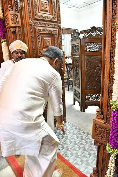 ಸಿಎಂ ಕಚೇರಿಗೆ ನಮಸ್ಕರಿಸಿ ಕಾಲಿಟ್ಟ ಡಿಕೆಶಿ