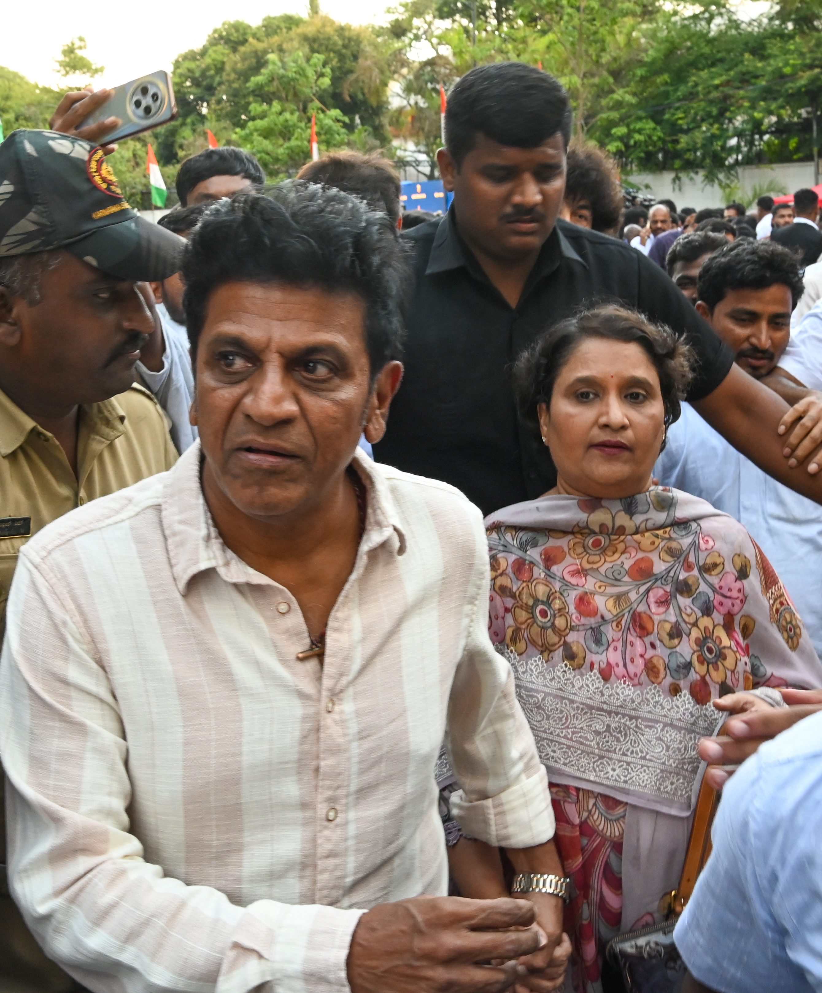 ನಟ ಶಿವರಾಜ್ ಕುಮಾರ್ ಮತ್ತು ಗೀತಾ ಶಿವರಾಜ್ ಕುಮಾರ್.  
