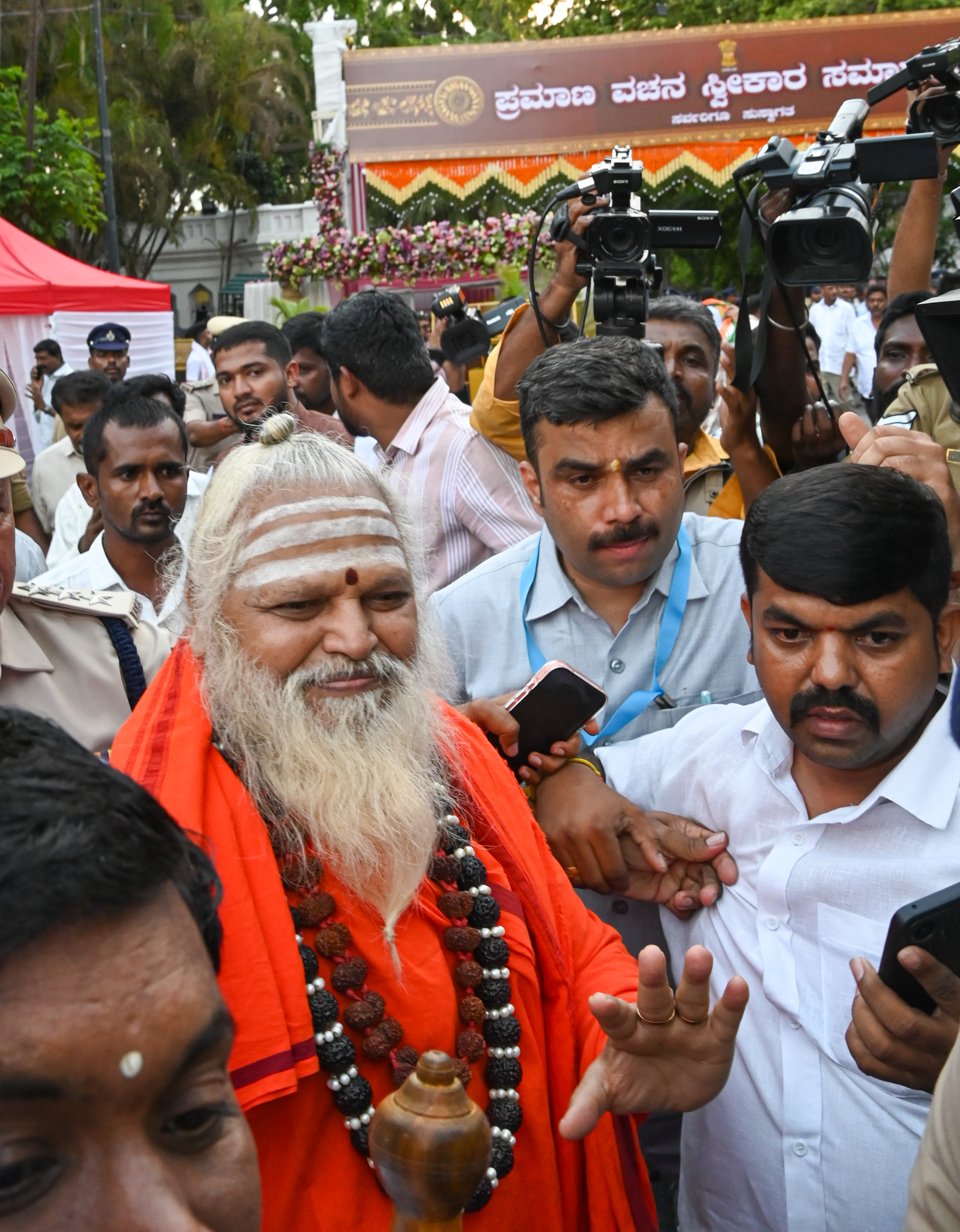ಸಮಾರಂಭಕ್ಕೆ ಬಂದಿದ್ದ ನೊಣವಿನಕೆರೆಯ ಕಾಡಸಿದ್ದೇಶ್ವರ ಮಠದ ಕರಿವೃಷಭ ದೇಶಿಕೇಂದ್ರ ಶಿವಯೋಗೀಶ್ವರ ಸ್ವಾಮೀಜಿ
ಪ್ರಜಾವಾಣಿ ಚಿತ್ರ/ ಎಂ. ಎಸ್. ಮಂಜುನಾಥ್