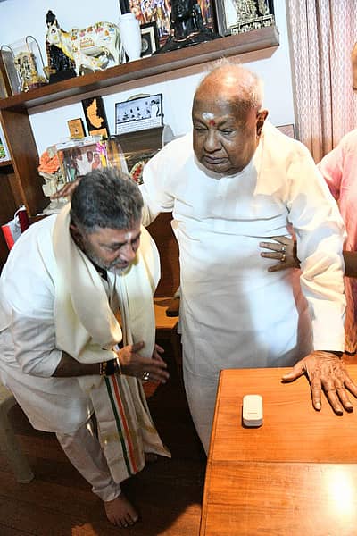 ದೇವೇಗೌಡರ ಆಶೀರ್ವಾದ ಪಡೆದ ಡಿಕೆಶಿ