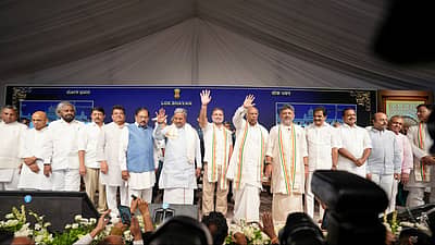 ಕಾಂಗ್ರೆಸ್ ನಾಯಕರು, ನೂತನ ಸಚಿವರೊಂದಿಗೆ ಸಿಎಂ 