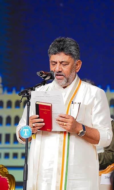 ಮುಖ್ಯಮಂತ್ರಿಯಾಗಿ ಪ್ರಮಾಣವಚನ ಸ್ವೀಕರಿಸಿದ ಡಿಕೆಶಿ