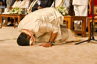 ಕರ್ಮಣ್ಯೇವಾಧಿಕಾರಸ್ತೇ ಮಾ ಫಲೇಷು ಕದಾಚನ | ಮಾ ಕರ್ಮಫಲಹೇತುರ್ಭೂರ್ ಮಾ ತೇ ಸಂಗೋಸ್ತ್ವ ಕರ್ಮಣಿ ||
