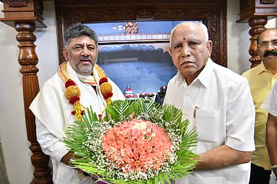 ಮಾಜಿ ಮುಖ್ಯಮಂತ್ರಿ ಯಡಿಯೂರಪ್ಪರೊಂದಿಗೆ ನೂತನ ಸಿಎಂ