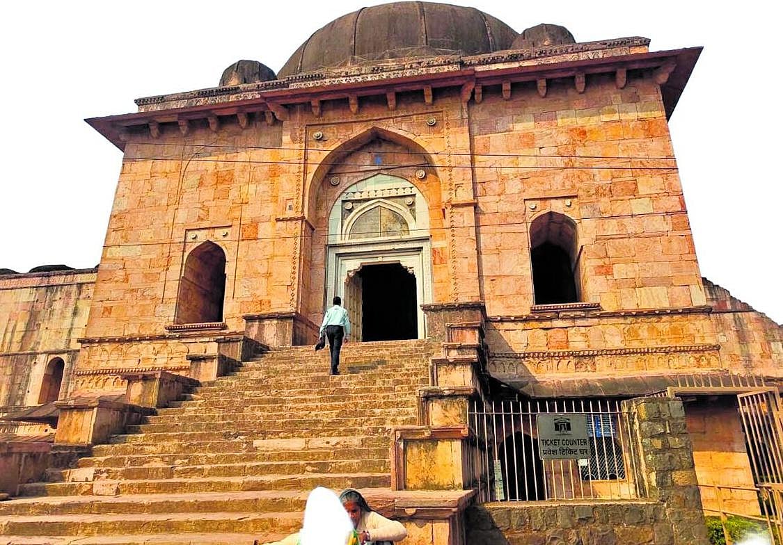 ಪ್ರವಾಸ ಕಥನ: ನೀರಿನ ನಡುವೆ ನಿಂತ ವೈಭವದ ಜಹಾಜ್‌ ಮಹಲ್‌