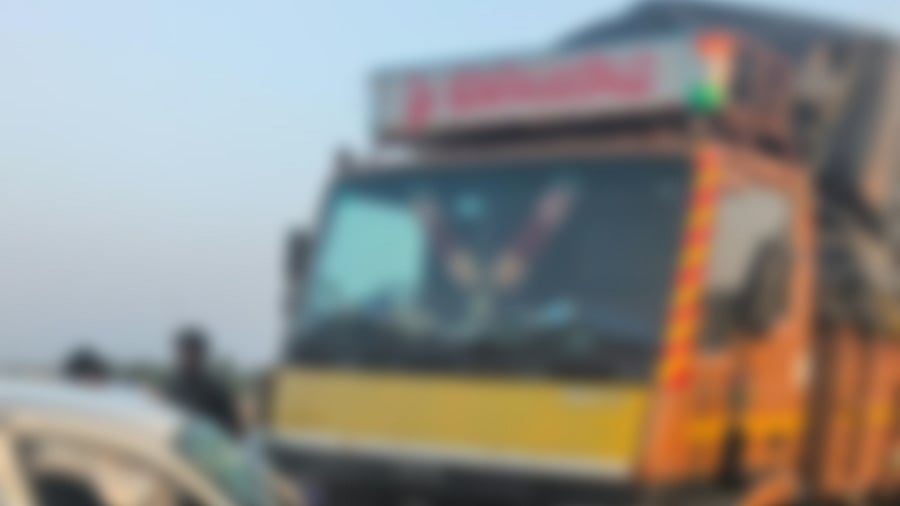 ಧಾರವಾಡ: ಕಾರು-ಟ್ರಕ್ ಮುಖಾಮುಖಿ ಡಿಕ್ಕಿ, ನಾಲ್ವರು ಸಾವು