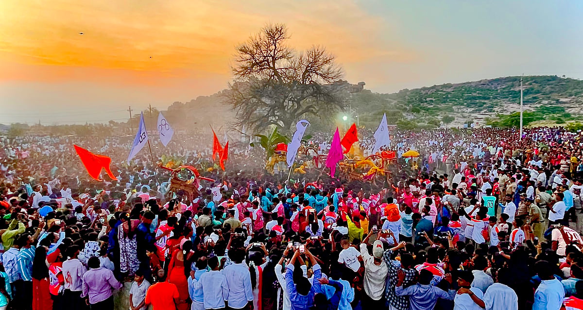 ಹೊಸಪೇಟೆಯ ದಸರಾದಲ್ಲಿ ಗಮನ ಸೆಳೆದ ಪಲ್ಲಕ್ಕಿ ಸವಾರಿ