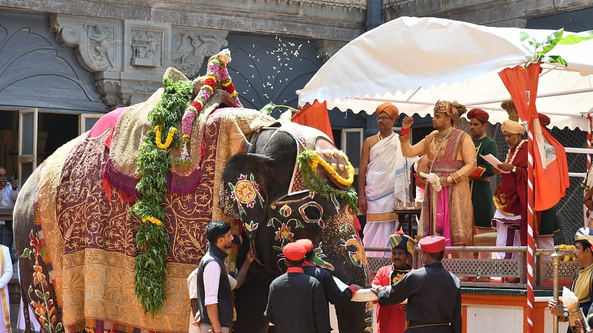 PHOTOS | ಮೈಸೂರು ಅರಮನೆಯಲ್ಲಿ ಆಯುಧ ಪೂಜೆಯ ಸಡಗರ..