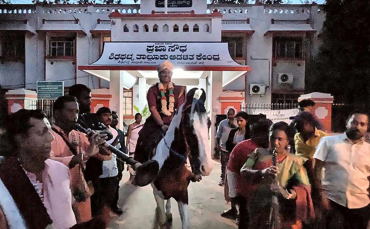 ವಿಜಯ ದಶಮಿ: ಕುದುರೆ ಮೇಲೆ ಬಂದ ಶಿಡ್ಲಘಟ್ಟ ತಹಶೀಲ್ದಾರ್‌