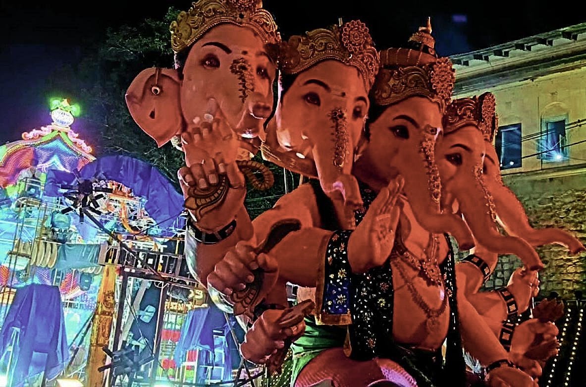 ಬೆಳಕಿನ ಹೊಳೆಯಲ್ಲಿ ತೇಲಿದ ಮಂಟಪಗಳು, ದಶಮಂಟಪಗಳ ಶೋಭಾಯಾತ್ರೆ