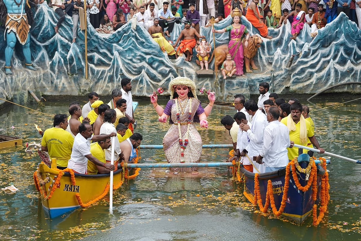 ಮಂಗಳೂರು ದಸರಾ: ಶಾರದೆಗೆ ಭಾವುಕ ಬೀಳ್ಕೊಡುಗೆ