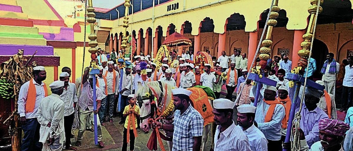 ಭಕ್ತಿಭಾವದಿಂದ ಬನ್ನಿ ಮುಡಿದು ವಿಜಯದಶಮಿ ಹಬ್ಬ ಆಚರಣೆ