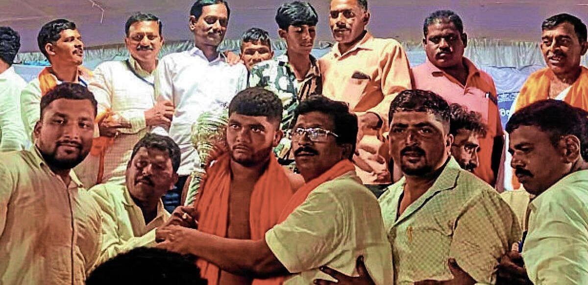 ತರೀಕೆರೆಯಲ್ಲಿ 101ನೇ ದಸರಾ ಜಂಗಿ ಕುಸ್ತಿ: ಸೋಲಾಪುರದ ಬೀರದೇವ್‌ಗೆ ಬೆಳ್ಳಿಗದೆ