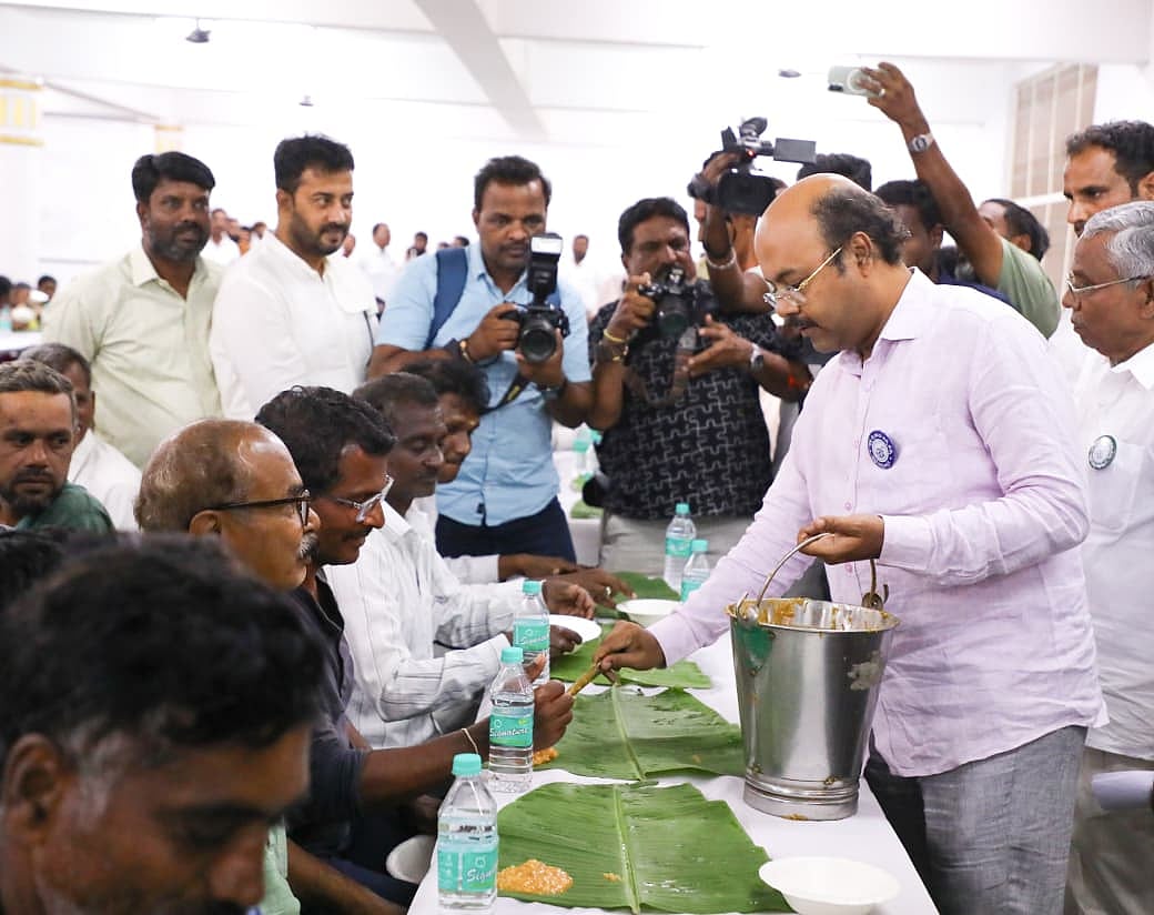 ಮೈಸೂರು ದಸರಾ: ಸ್ವಚ್ಛತೆಗೆ ಶ್ರಮಿಸಿದ ಪೌರಕಾರ್ಮಿಕರಿಗೆ ಔತಣ