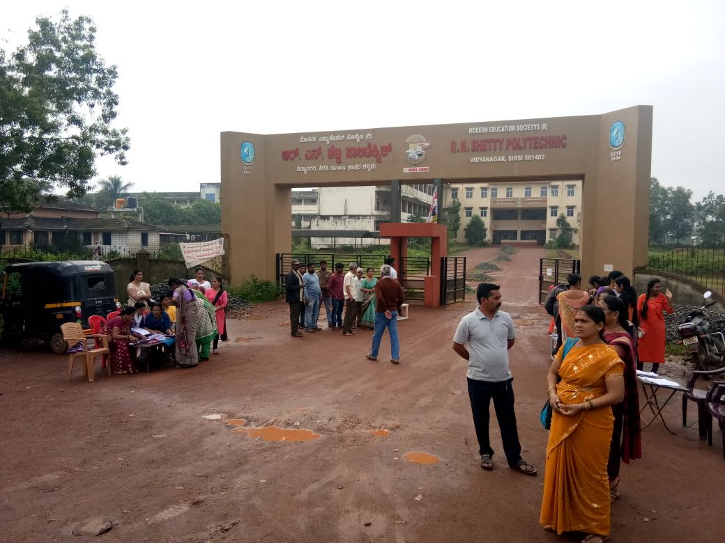ಶಿರಸಿಯ ಮತಗಟ್ಟೆಯೊಂದರ ಹೊರಗಿನ ದೃಶ್ಯ.