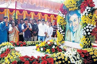 ಡಾ.ರಾಜ್‌ ಸಮಾಧಿಗೆ ಕುಟುಂಬ ಸದಸ್ಯರಿಂದ ನಮನ
