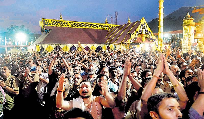 ‘ಸ್ವಾಮಿಯೇ ಶರಣಂ ಅಯಪ್ಪ‘ಎನ್ನುತ್ತಾ ದೇವರ ದರ್ಶನ ಪಡೆಯುತ್ತಿರುವ ಭಕ್ತರು!