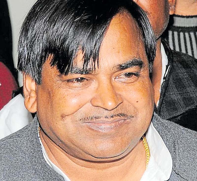 ಗಾಯತ್ರಿ ಪ್ರಜಾಪತಿ ಪರಾರಿಯಾಗದಂತೆ ಕಟ್ಟೆಚ್ಚರ