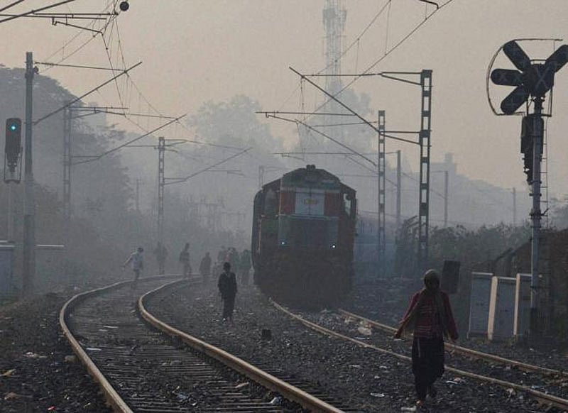 ದೆಹಲಿಯಲ್ಲಿ ದಟ್ಟ ಮಂಜು: ರೈಲು, ವಿಮಾನ ಸಂಚಾರದಲ್ಲಿ ವ್ಯತ್ಯಯ