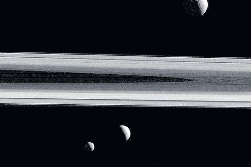 ಶನಿಗ್ರಹ –  ಉಂಗುರದ ನಡುವೆ ಹಾದುಹೋದ ಕ್ಯಾಸಿನಿ ವ್ಯೋಮನೌಕೆ