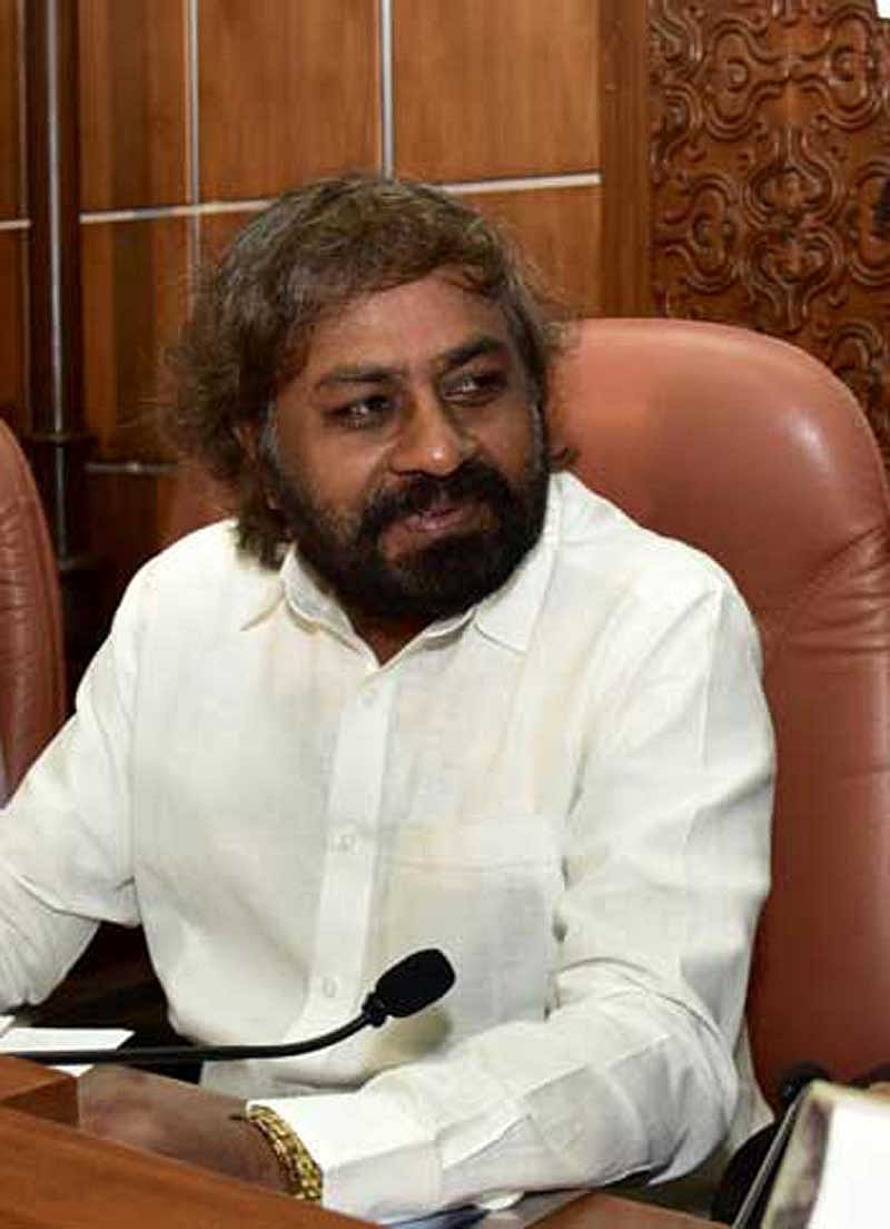 ನವಿಲುಗಳಿಗೆ ಹಿಂಸೆ ನೀಡಿ ಗರಿ ಕಿತ್ತರೆ ಶಿಕ್ಷಾರ್ಹ ಅಪರಾಧ: ಸಚಿವ ಈಶ್ವರ ಖಂಡ್ರೆ