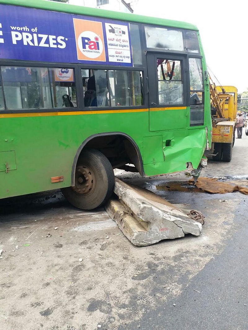 ಬೆಂಗಳೂರು: ಬ್ರೇಕ್‌ ವಿಫಲಗೊಂಡು ರಸ್ತೆ ವಿಭಜಕಕ್ಕೆ ಬಿಎಂಟಿಸಿ ಬಸ್‌ ಡಿಕ್ಕಿ