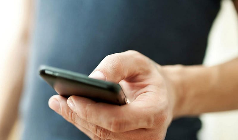 ಎಇ ಮೊಬೈಲ್ ಹ್ಯಾಕ್: ₹4.90 ಲಪಟಾಯಿಸಿದ ವಂಚಕರು