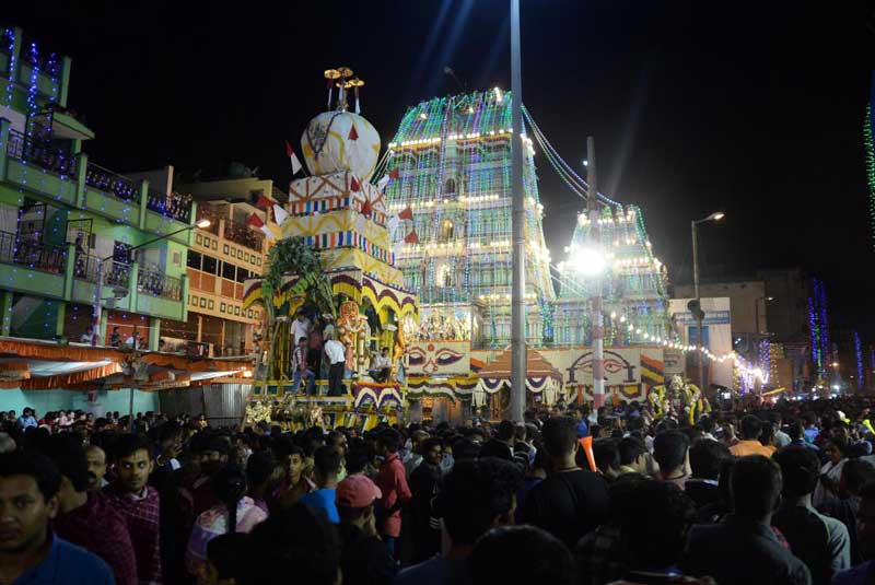 ಬೆಂಗಳೂರಿನಲ್ಲಿ ತಿಗಳರಪೇಟೆಯಲ್ಲಿರುವ ಶ್ರೀ ಧರ್ಮರಾಯಸ್ವಾಮಿ ದೇವಸ್ಥಾನದ ಮುಂಬಾಗ ಐತಿಹಾಸಿಕ ಕರಗ ಮಹೋತ್ಸವ