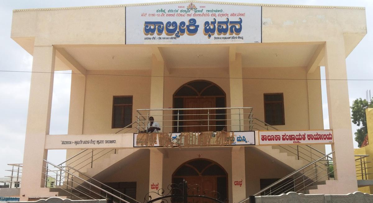 ಮುಚ್ಚಿದ ಕಚೇರಿಗಳ ಬಾಗಿಲು: ಜನರ ಪರದಾಟ