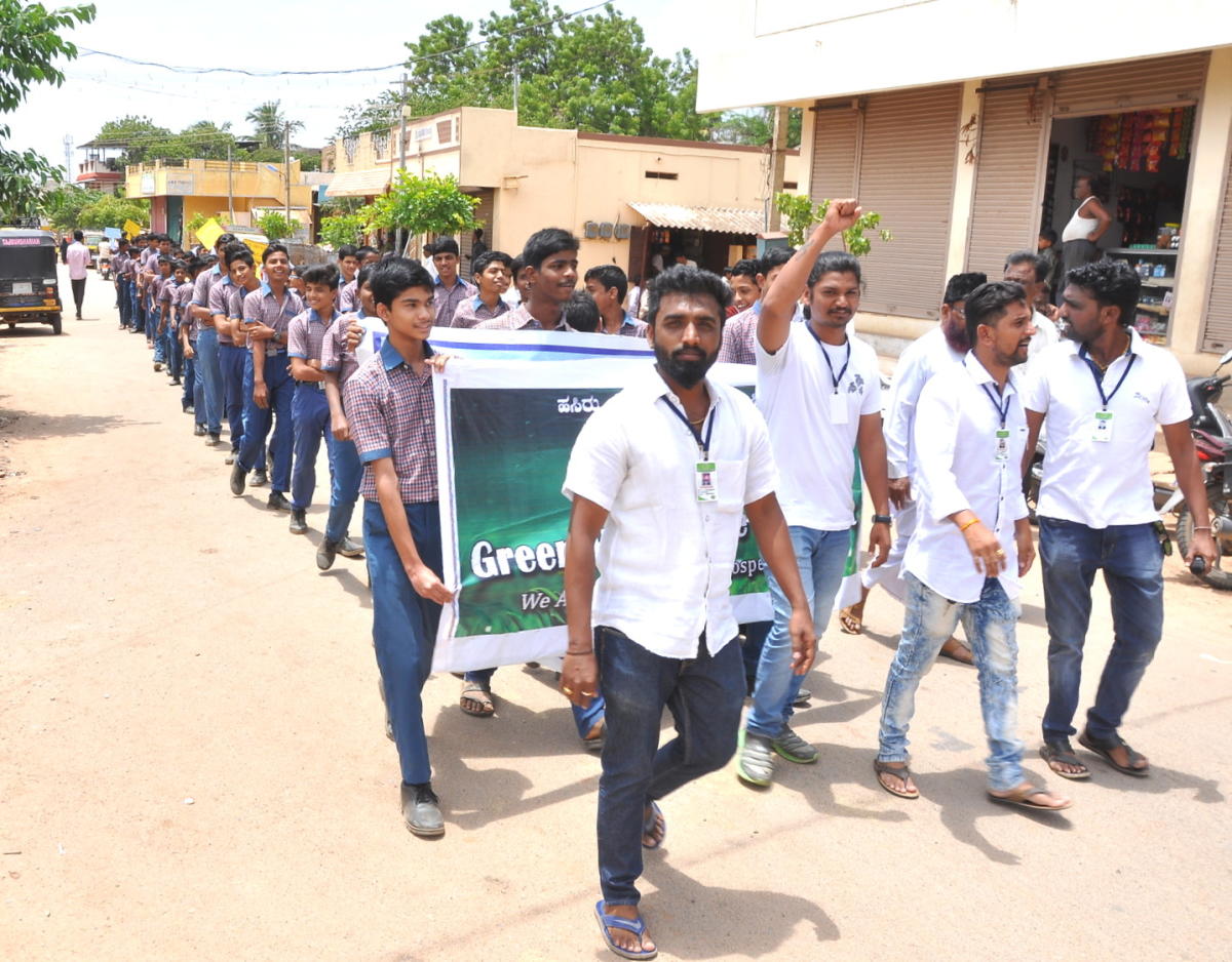 ‘ಗ್ರೀನ್‌ ಹೊಸಪೇಟೆ’ಯಿಂದ ಸ್ವಚ್ಛತಾ ಕೆಲಸ