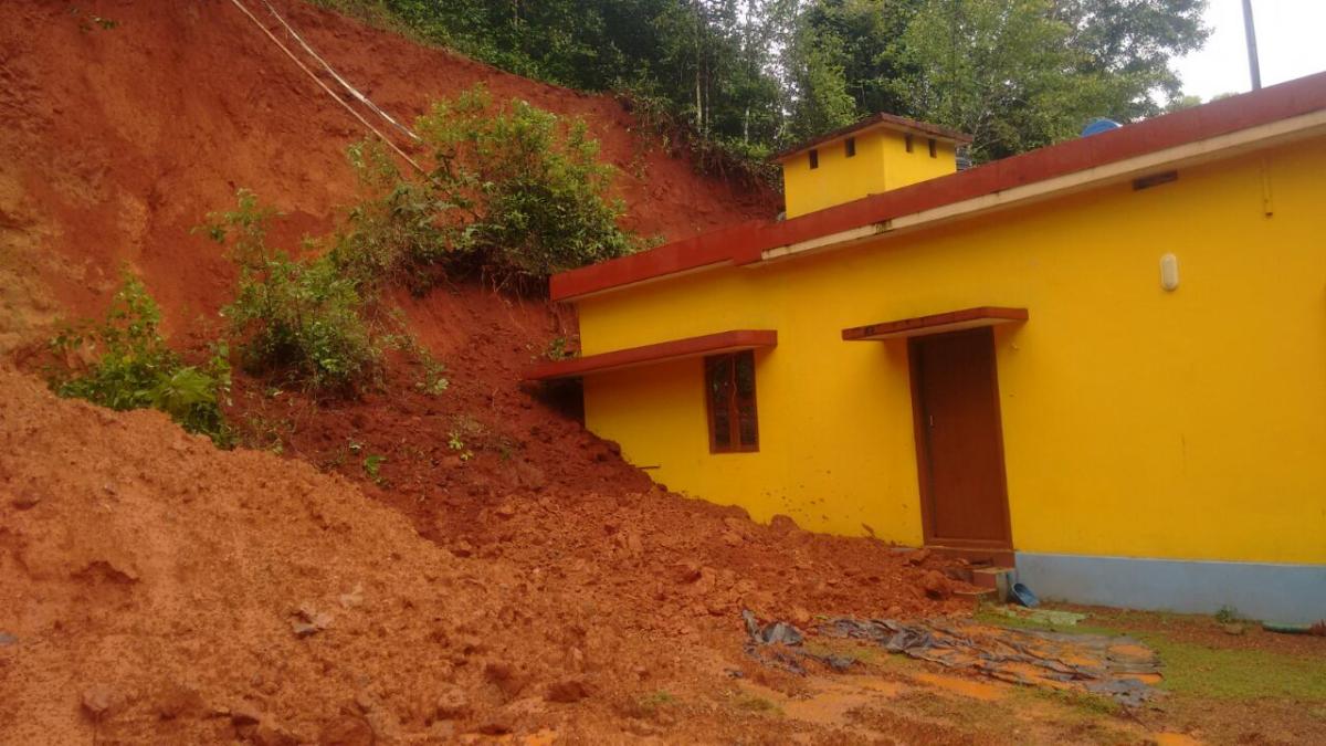 ಮನೆ ಮೇಲೆ ಕುಸಿದ ಗುಡ್ಡ: ಅಪಾರ ಹಾನಿ 