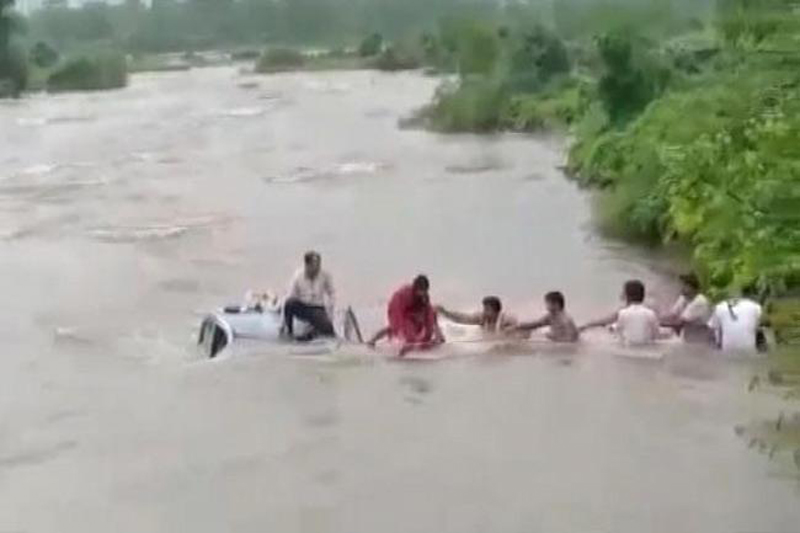 ಮುಂಬೈ: ಕೊಚ್ಚಿಹೋಗುತ್ತಿದ್ದ ಕಾರಿನಲ್ಲಿದ್ದ ಕುಟುಂಬದ ಆಶ್ಚರ್ಯಕರ ರೀತಿ ರಕ್ಷಣೆ