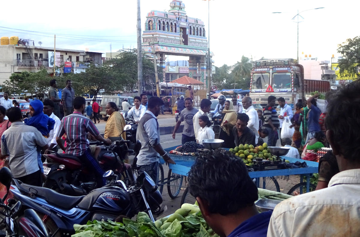 ಗ್ರಾಹಕರಿಗೆ ತಪ್ಪಲಿಲ್ಲ ಸಂತೆ ಕಿರಿಕಿರಿ !