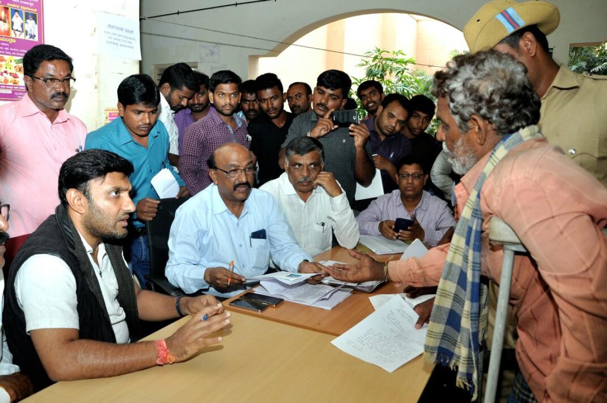 ಸಾರ್ವಜನಿಕರನ್ನು ಕಚೇರಿಗೆ ಅಲೆದಾಡಿಸಬೇಡಿ
